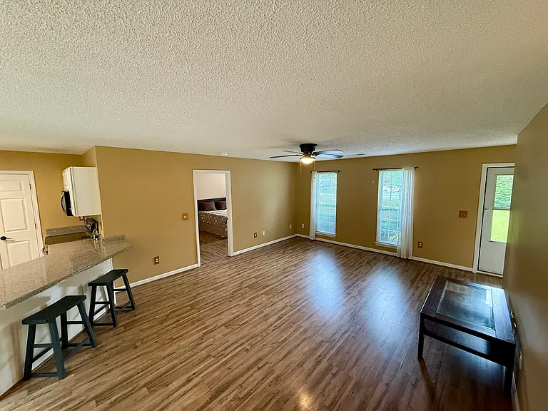 405 Whispering Ln — Photo 6