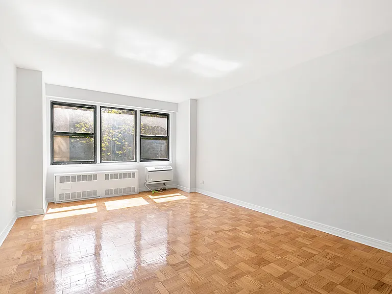 200 E 15th St #4B — Photo 2