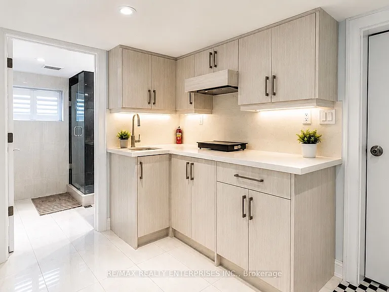 1078 Sawyer Ave — Photo 1