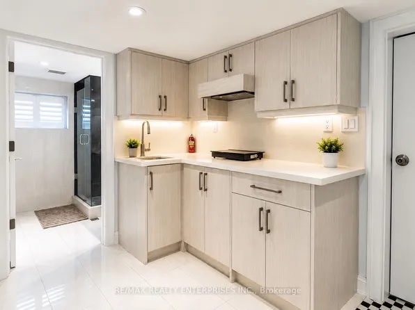 1078 Sawyer Ave, Mississauga, ON L5E 1K7