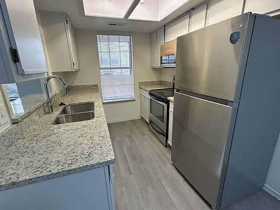 5th image of 329 Berry St #202
