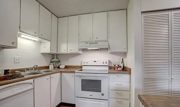 925 Columbia Rd #223 — Photo 3