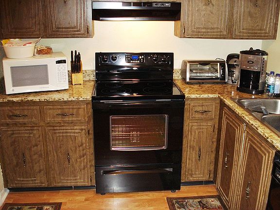Eat-in kitchen features new ceramic-top Whirlpool range w/convection