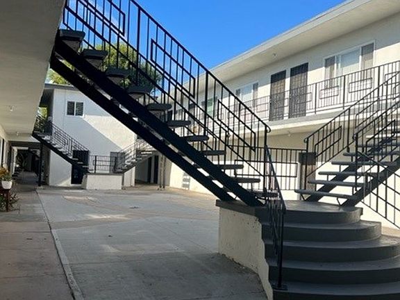 4th image of 115 N Oak St #8