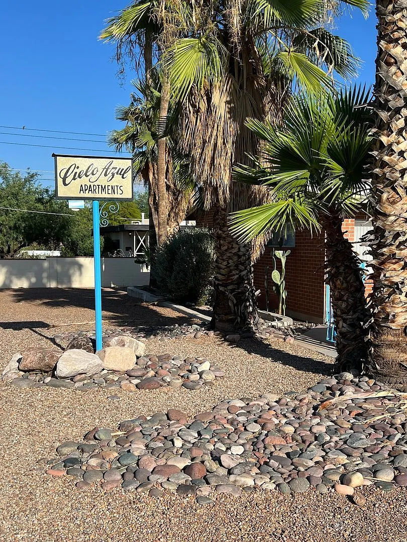 1 bed, 1.0 bath, 400 sqft, $749 — Photo 1