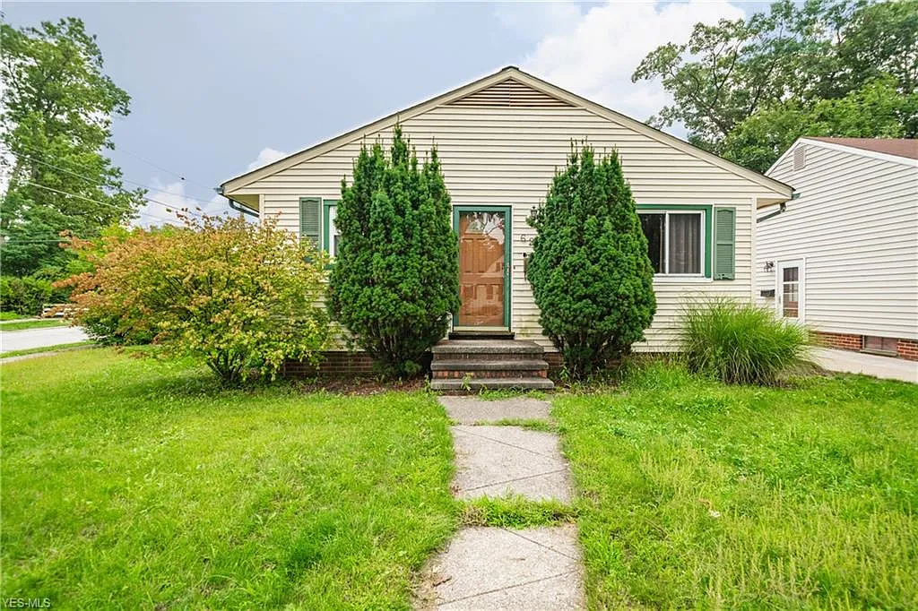 627 Oakmoor Ave photo 1