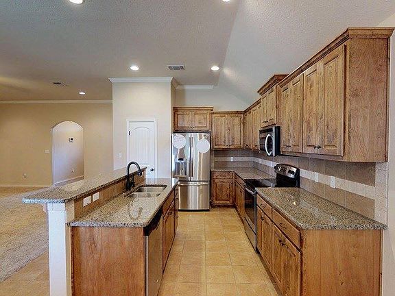 2nd image of 3933 Caroline Ln
