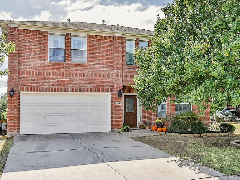 9921 Delamere Dr — Photo 2