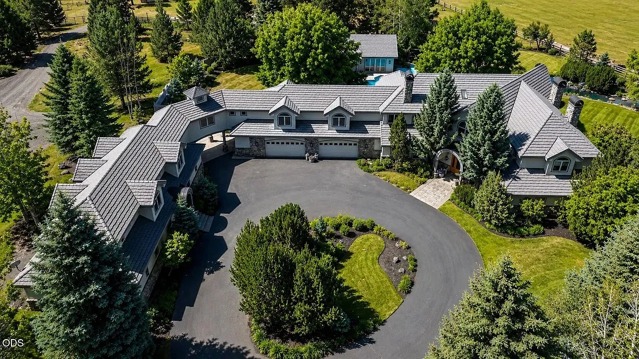 6 bed, 6.5 bath, 9075 sqft, $14,500 — Photo 1