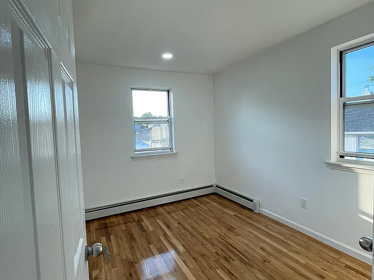 138 Bay 49 St #3 — Photo 12