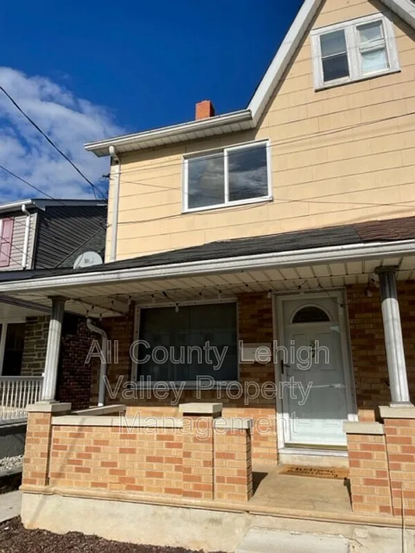3 bed, 1.0 bath, 1404 sqft, $1,845 — Photo 1