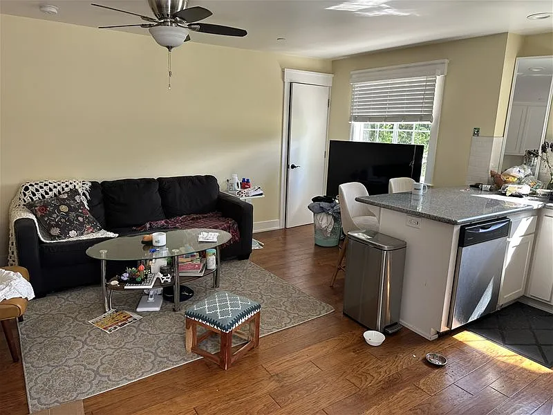 3 bed, 2.0 bath, 1400 sqft, $2,300 — Photo 2