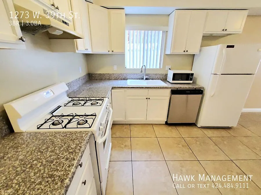 Spacious 3 Bedroom 3 Bath Located In The Heart Of Los Angeles — Photo 4