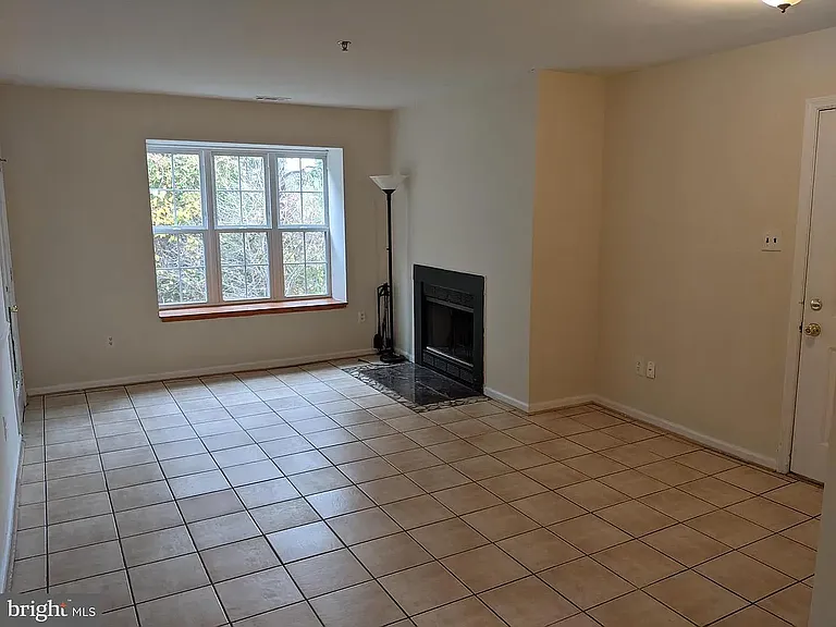 423 Ashton Ln — Photo 8