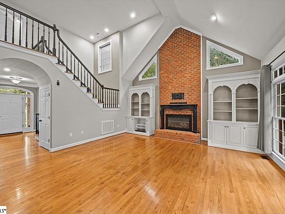 3rd image of 7 Black Pine Ct