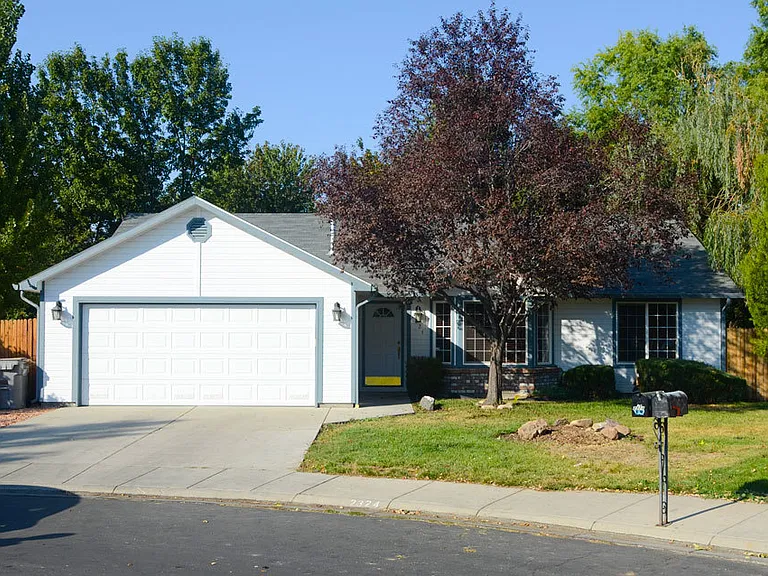 2324 N Pilgrim Pl — Photo 1