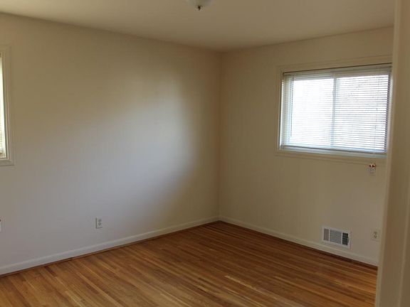5th image of 911 N Barton St #2