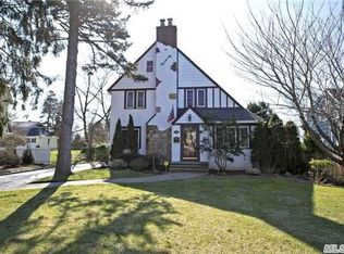 31 Calvin Ave, Syosset, NY 11791