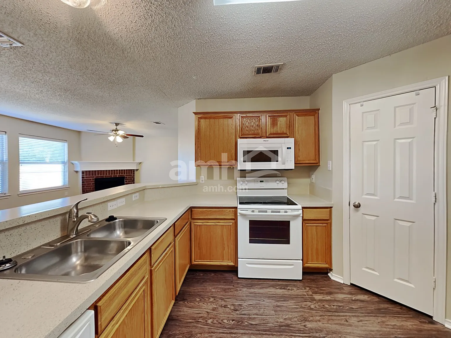 3 bed, 2.0 bath, 1765 sqft, $2,420 — Photo 3