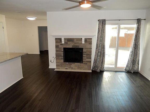 4th image of 407 S Weatherred Dr
