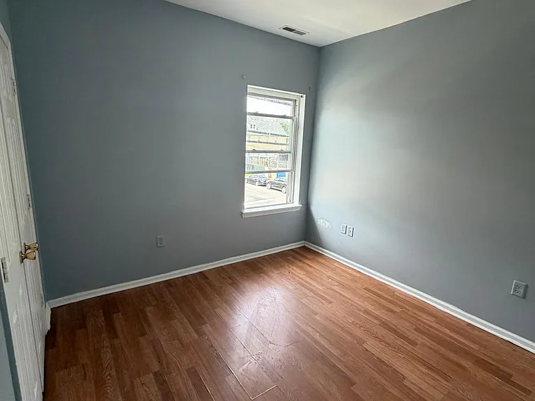 151 7th St #4 — Photo 3