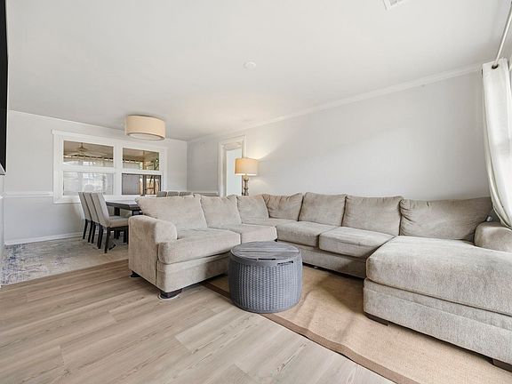 3rd image of 3751 Spruce Dr. #3751