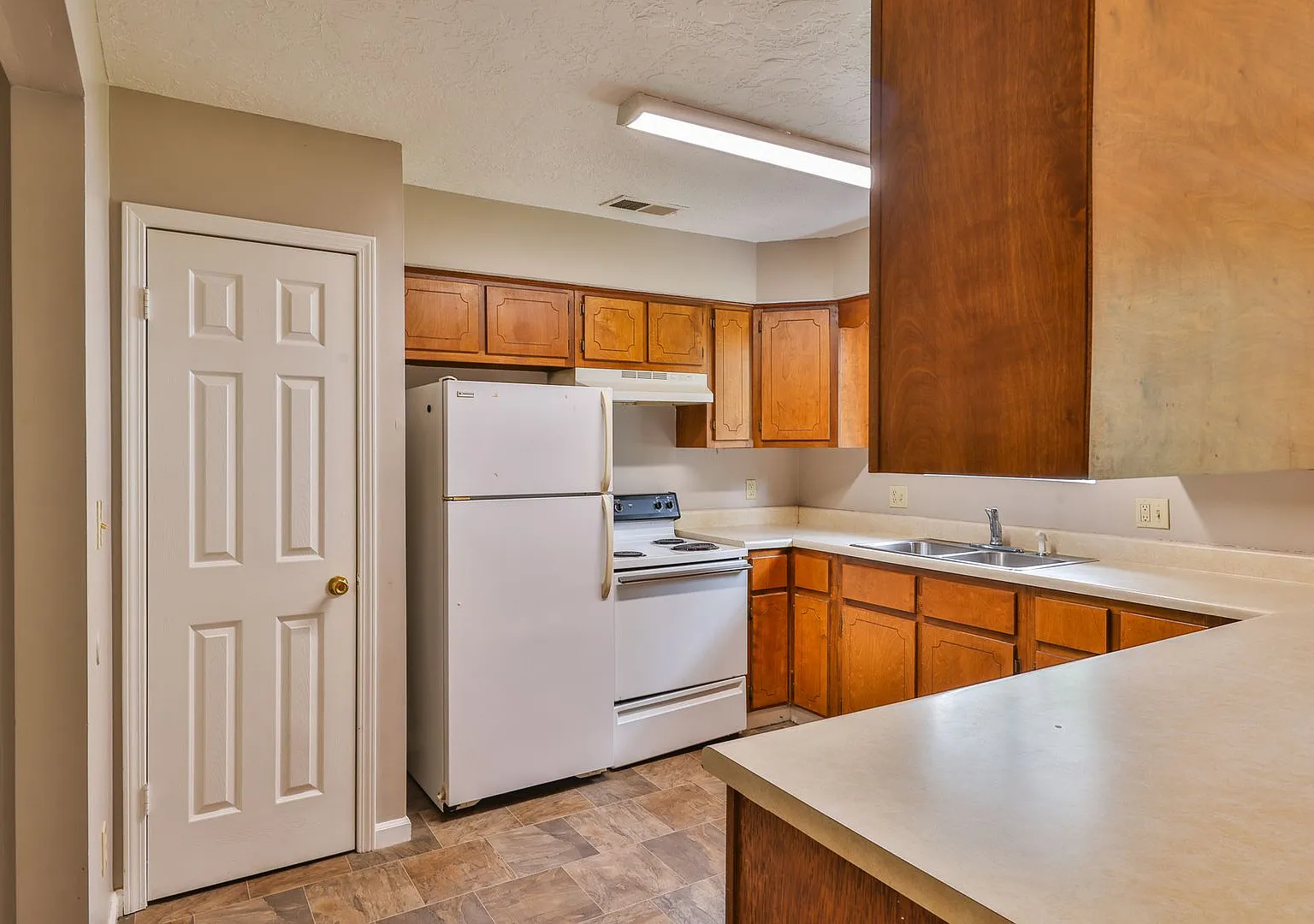 2 BD, 2 BA Desirable Duplex in Martin! — Photo 1