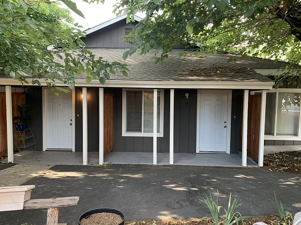 Unit is on the RIGHT. This is a duplex property.