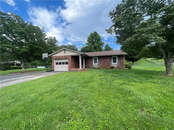 446 Wildwood Dr, North Wilkesboro, NC 28659