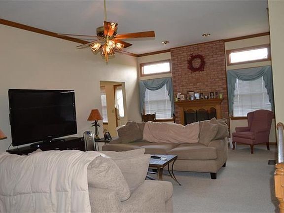 2nd image of 32 Thornhill Dr