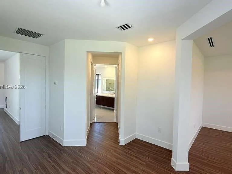 19708 NE 14th Ave — Photo 6