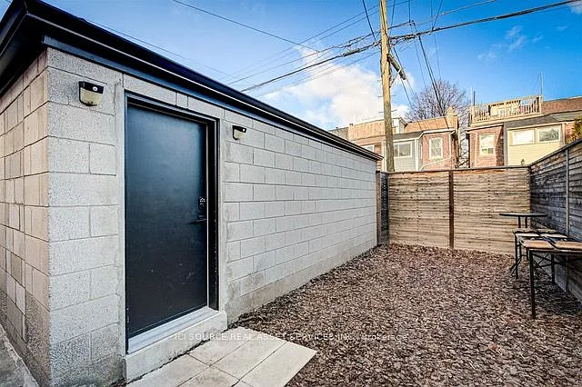 176 Pendrith St — Photo 13