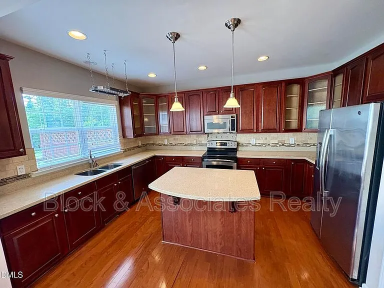 2705 Laurelcherry St — Photo 2