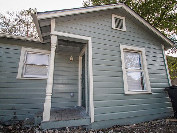 4th image of 926 Poinsettia St