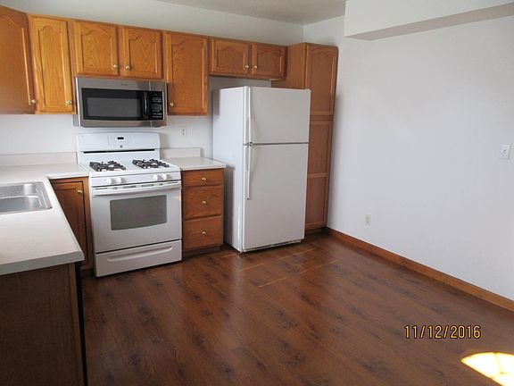 Kitchen area - plenty of room for a kitchen set
