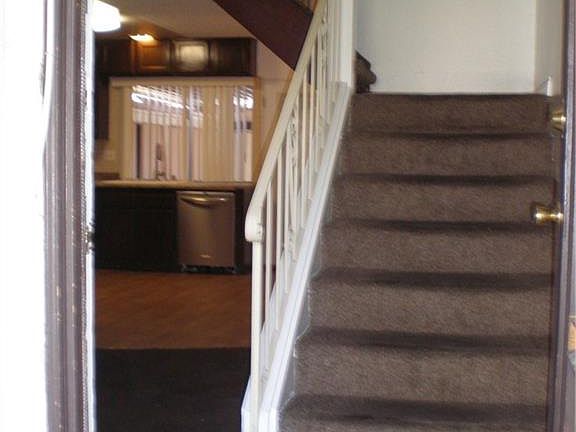 4th image of 5925 Bromley Ave