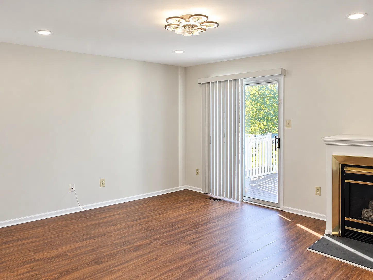 993 Roundhouse Ct — Photo 4