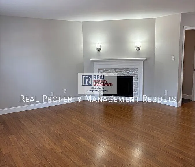 114 Olde Newburgh Dr — Photo 2
