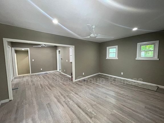3rd image of 6933 Spruce Ave