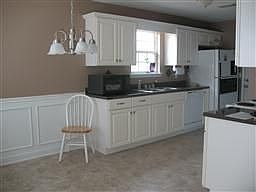 Large Bright Eat-In Kitchen