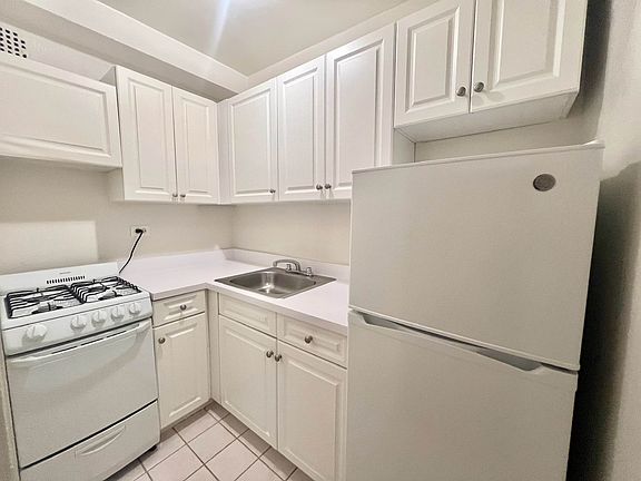 3rd image of 250 E 39th St APT 11B