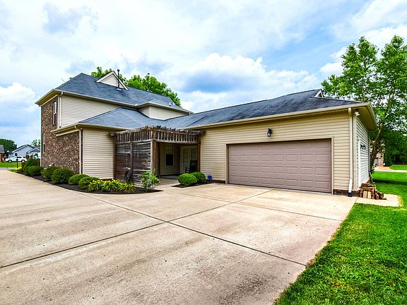 5th image of 413 Bernhart Dr