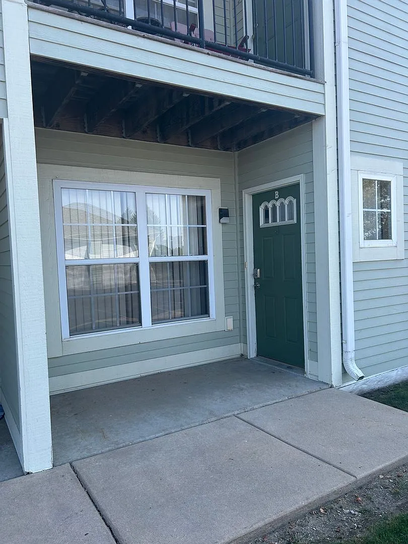 Charleston Apartments — Photo 4