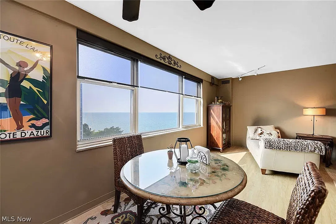 2 bed, 924 sqft, $1,800 — Photo 1