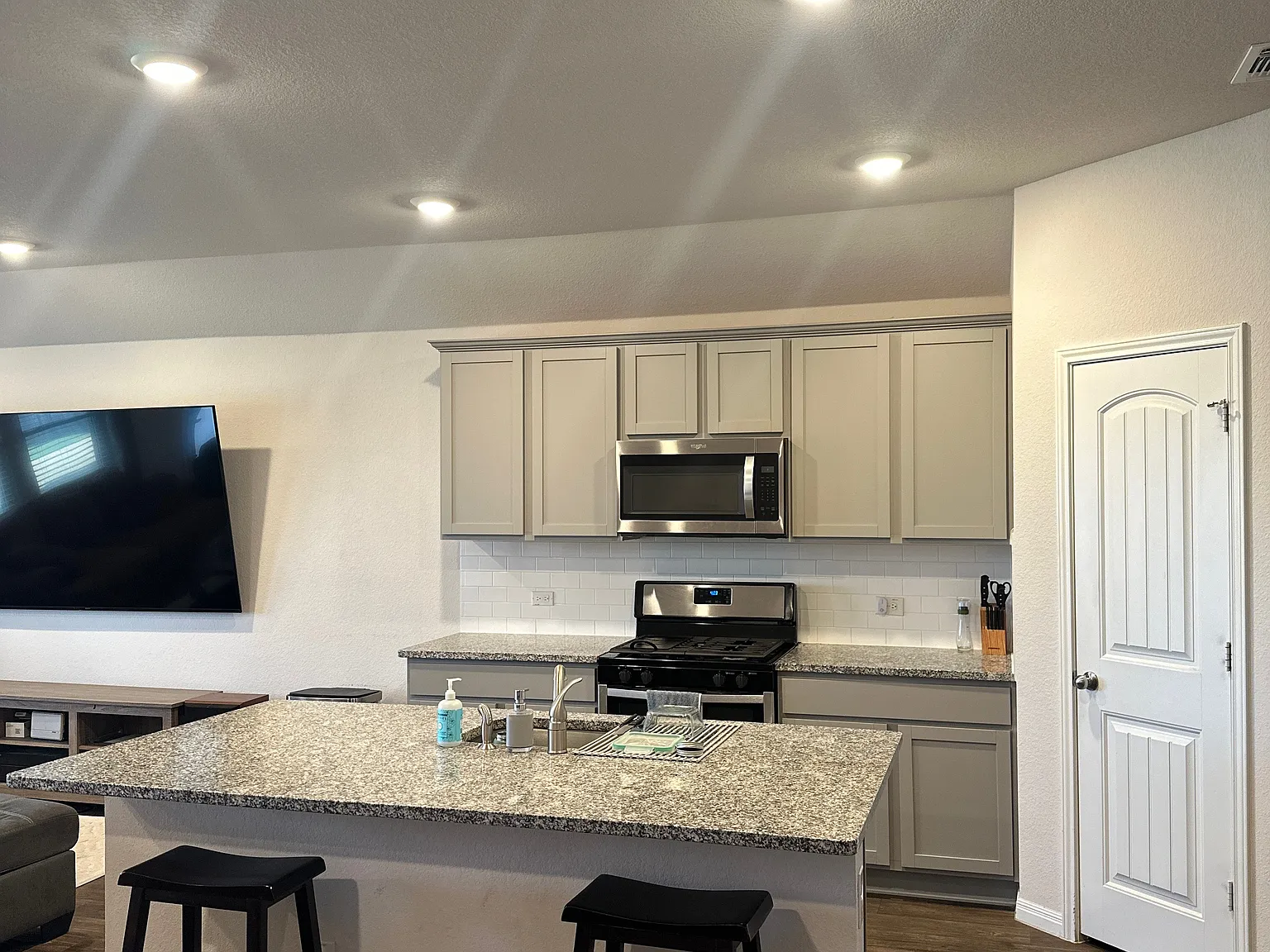 4 bed, 1890 sqft, $2,250 — Photo 4