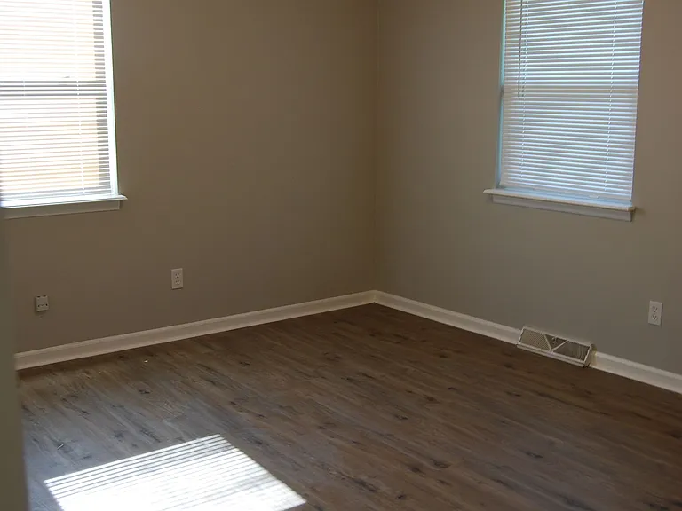 811 Cedarcrest Dr — Photo 4