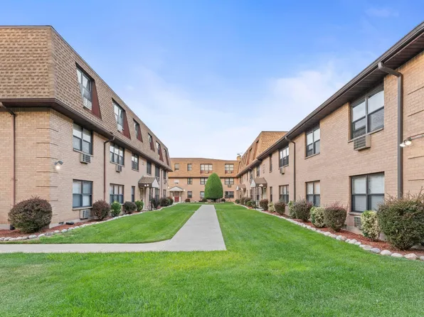 18 N End Dr, Secaucus, NJ 07094