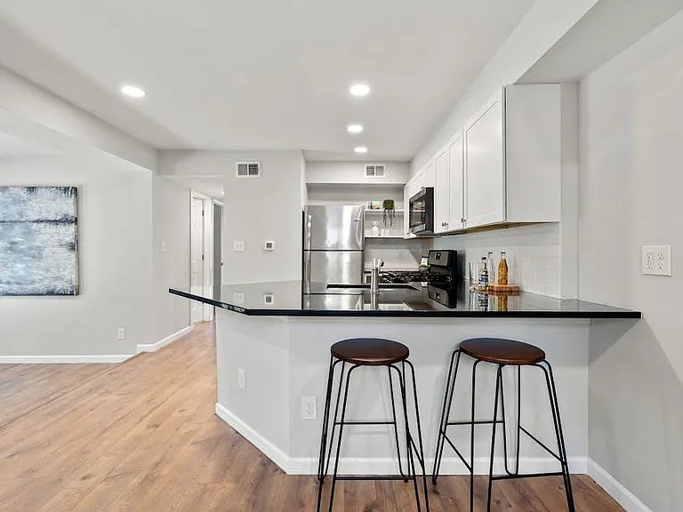 1312 E 52nd St #B — Photo 4