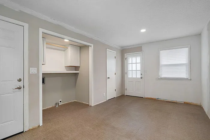 3 bed, 3.0 bath, 2208 sqft, $1,995 — Photo 3