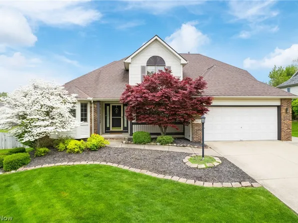 4027 Shelly Dr, Seven Hills, OH 44131